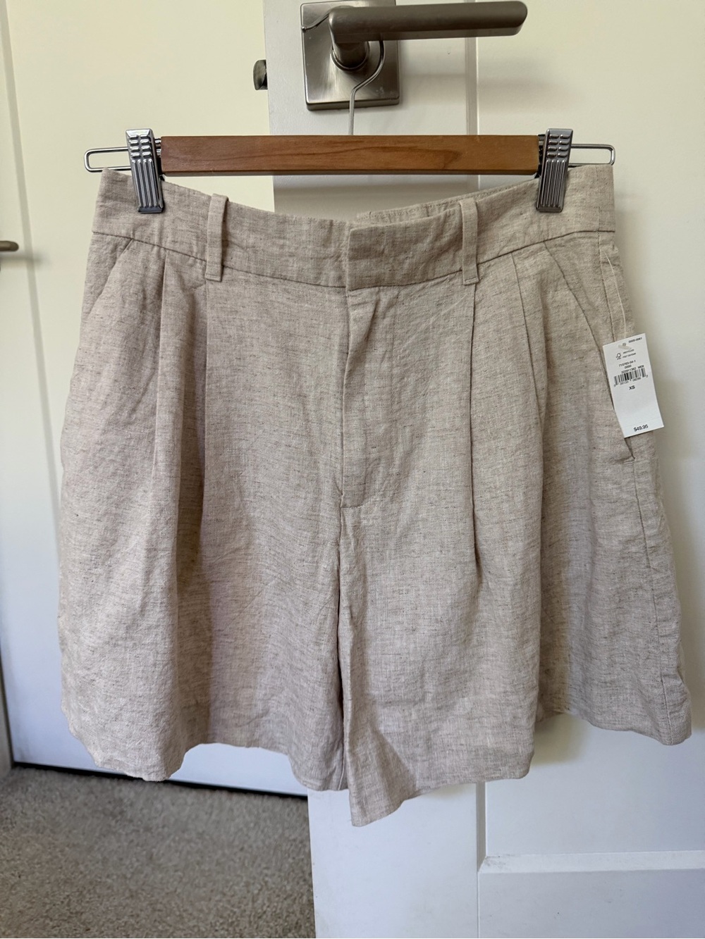 GAP High-Rise Linen Blend Pleated Women’s Shorts in Natural Beige
